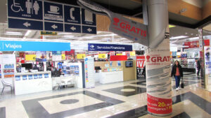 Montaje promocional en centro comercial de Santander para cuchillos Quttin. Columna